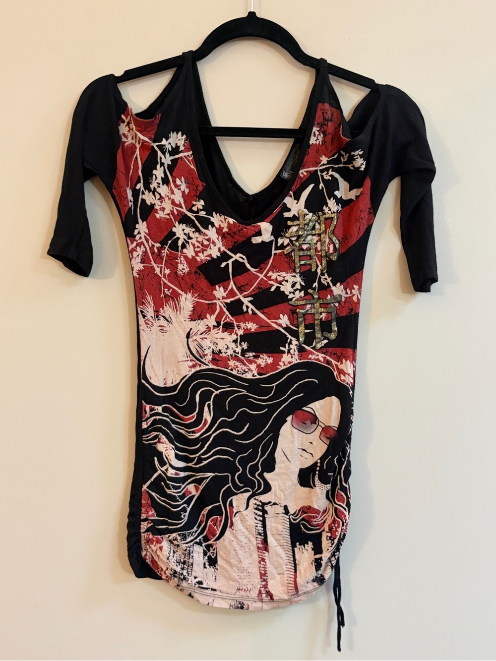 Mandee Y2K 2000s Kyoto Muse Woman Ruched Cold Shoulder Graphic Shirt Top Blouse